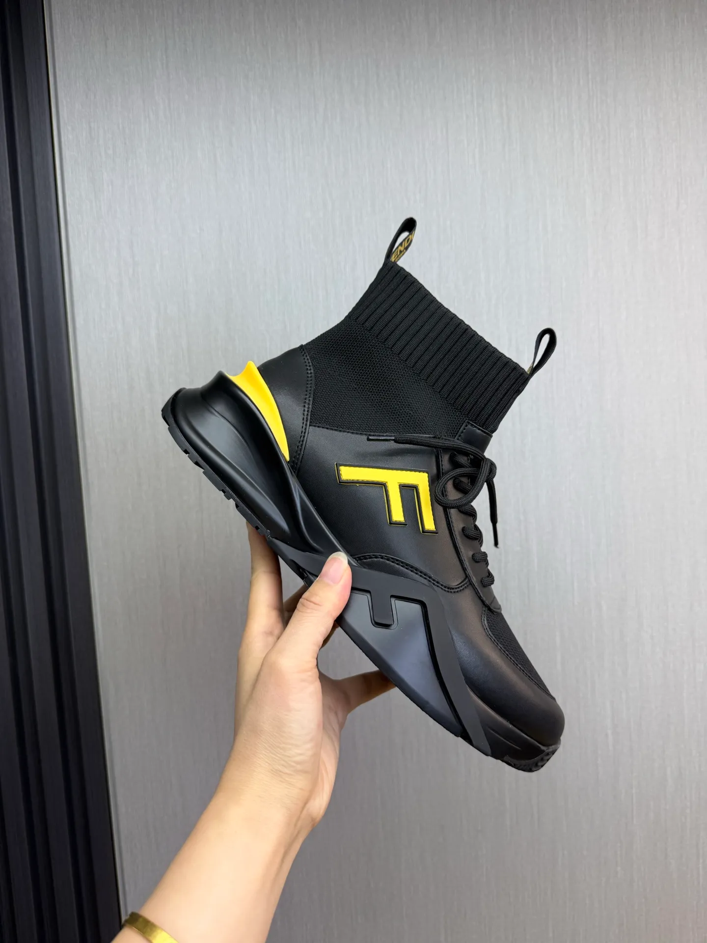 Men's men's shoes 💰560💰 Fendi [Fendi] hot style is on the market 🔥Fashionable casual men's shoes 🔱 Made of original brand fly knit fabric. Original cowhide + breathable mesh lining + sheepskin feet. Perfect shape and top quality, you deserve it 🔜Original rubber outsole, ultra-light, non-slip and wear-resistant 👣 Standard size 38-44